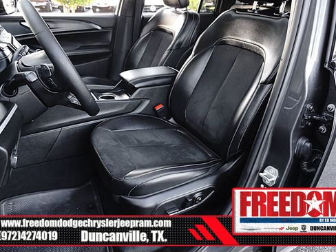 Used 2024 Jeep Grand Cherokee Altitude image 13