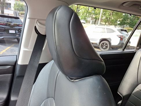 Used 2021 Toyota Highlander XLE image 17