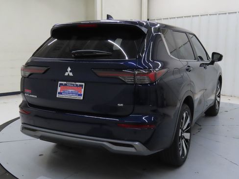 Used 2025 Mitsubishi Outlander SE FWD image 3