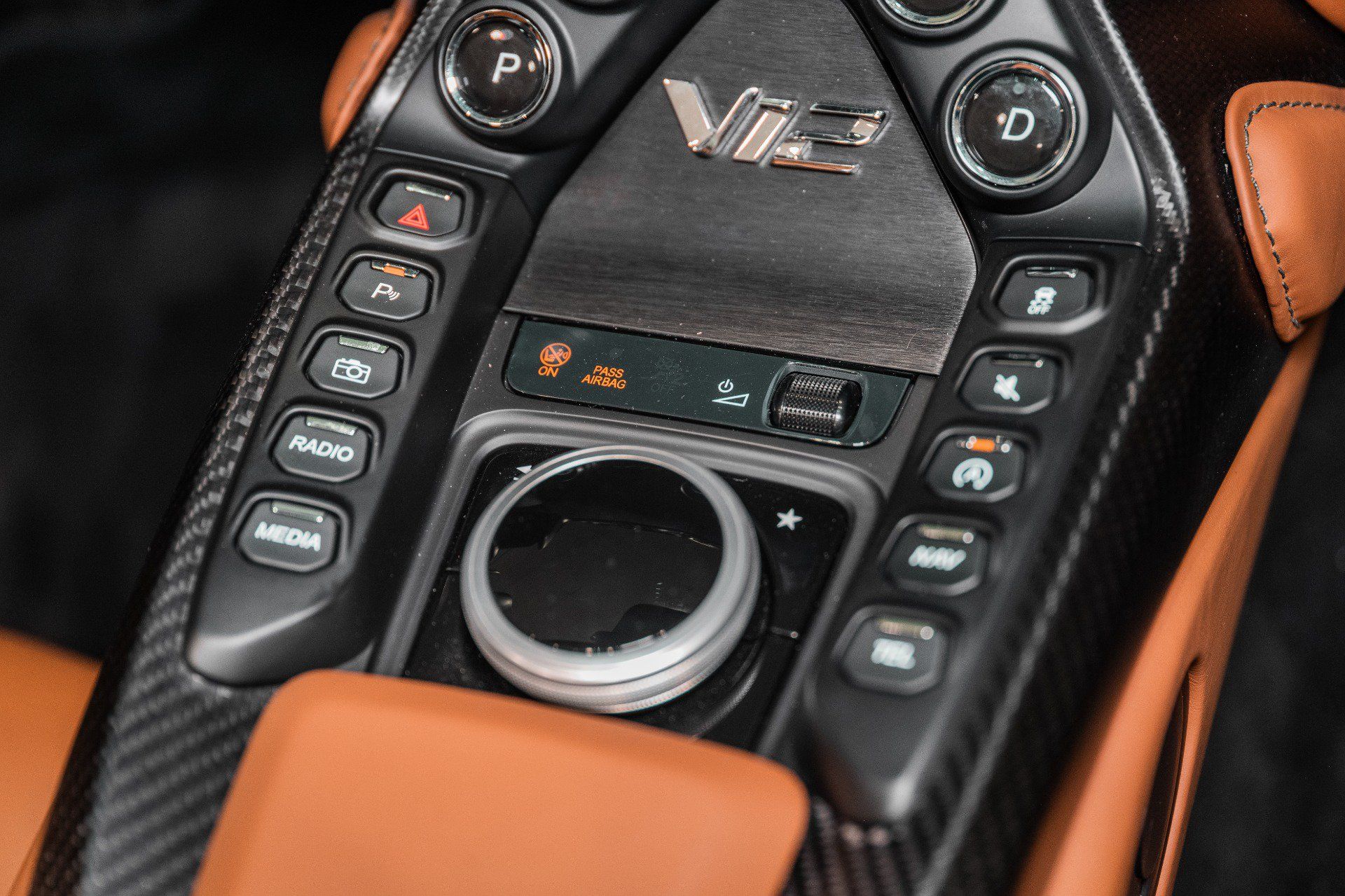 Used 2023 Aston Martin V12 Vantage Roadster RWD image 33