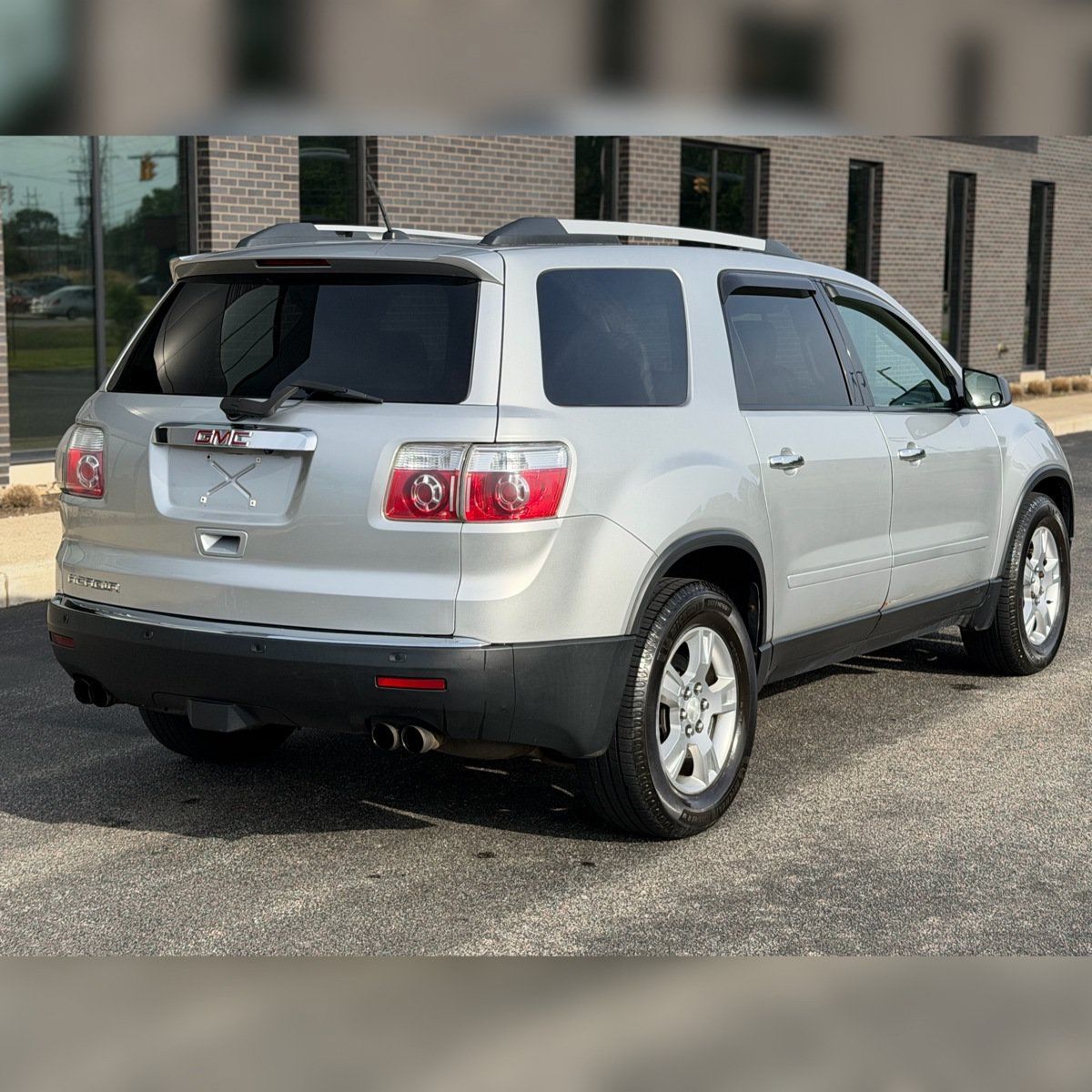 Used 2011 GMC Acadia SLE FWD image 2
