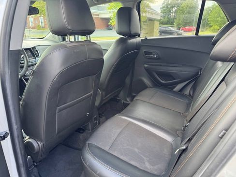 Used 2018 Chevrolet Trax LT w/ LT Convenience Package FWD image 12