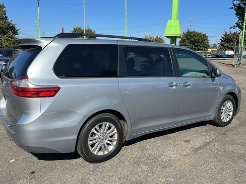 Used 2017 Toyota Sienna XLE image 3