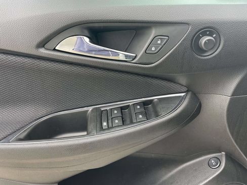 Used 2019 Chevrolet Cruze LT w/ Convenience Package FWD image 17