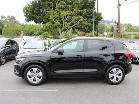 Used 2022 Volvo XC40 T4 Momentum image 7