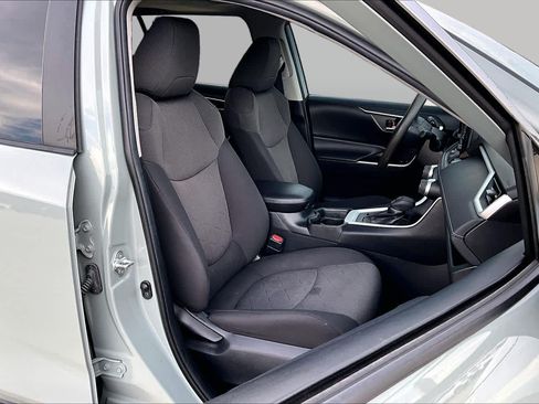 Used 2019 Toyota RAV4 XLE w/ Convenience Package FWD image 9