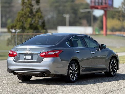 Used 2017 Nissan Altima 2.5 SL w/ Moonroof Package image 6