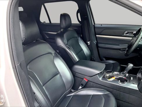 Used 2019 Ford Explorer XLT w/ Equipment Group 202A FWD image 9