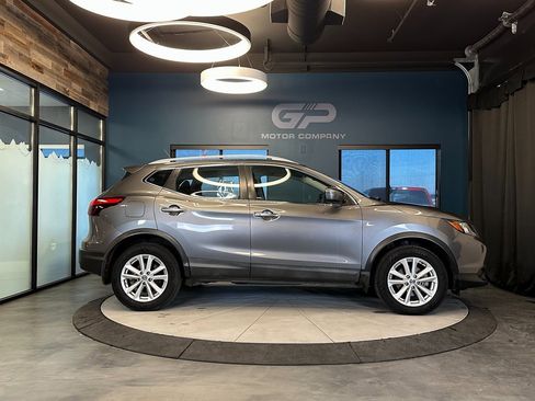 Used 2017 Nissan Rogue Sport SV image 2