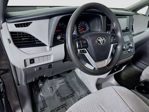 Used 2017 Toyota Sienna LE FWD image 18