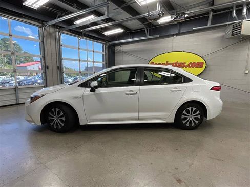 Used 2021 Toyota Corolla LE FWD image 2
