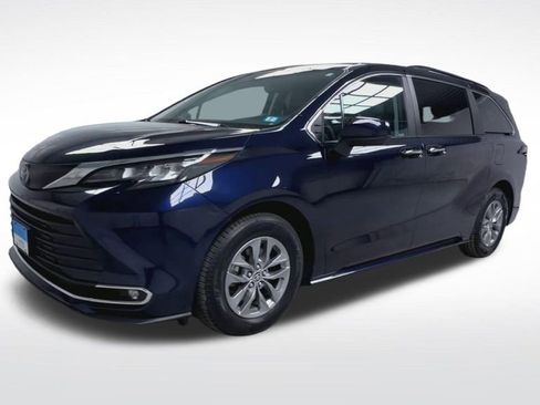 Used 2024 Toyota Sienna XLE w/ XLE Plus Package AWD/4WD image 4