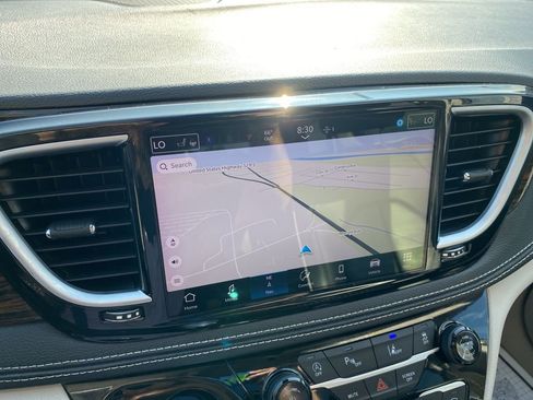 Used 2024 Chrysler Pacifica Limited image 32