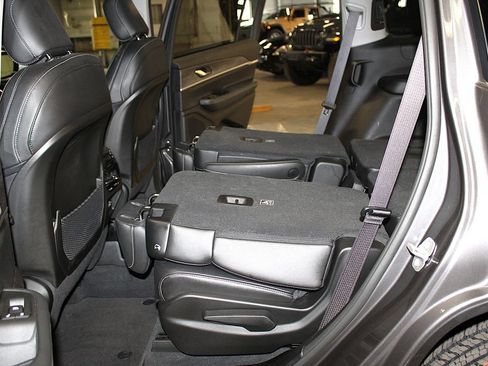 Certified 2023 Jeep Grand Cherokee L Limited AWD/4WD image 30