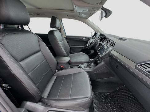 Used 2020 Volkswagen Tiguan SE w/ Panoramic Sunroof Package image 21