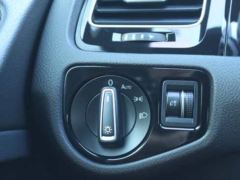 Used 2016 Volkswagen Golf 4-Door AWD/4WD image 25