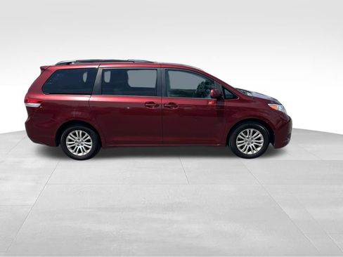 Used 2014 Toyota Sienna XLE FWD image 7