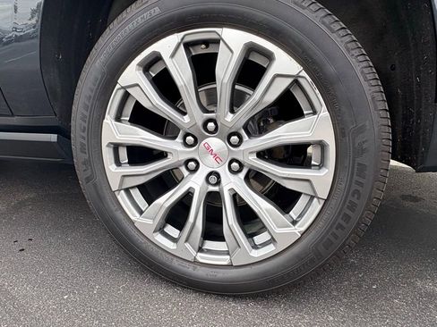 Used 2022 GMC Yukon XL Denali AWD/4WD image 9