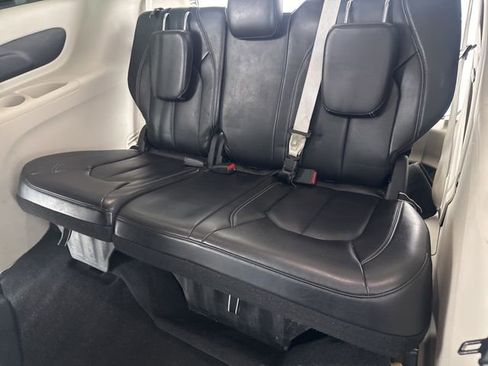 Used 2023 Chrysler Pacifica Touring-L image 25