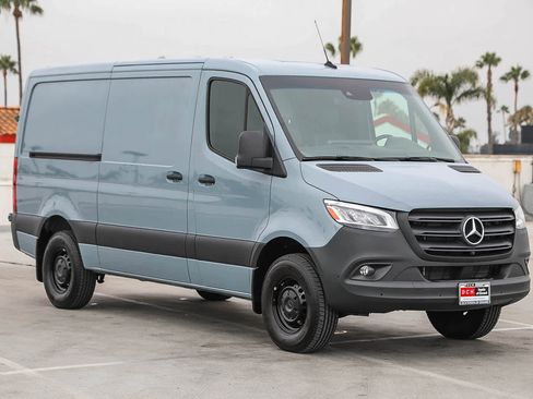 Used 2024 Mercedes-Benz Sprinter 2500 image 4