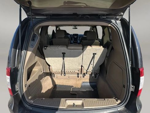 Used 2016 Chrysler Town & Country Touring FWD image 22