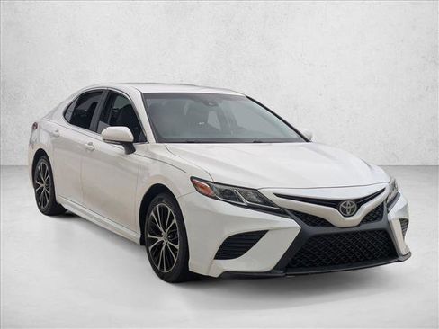 Used 2018 Toyota Camry SE image 3