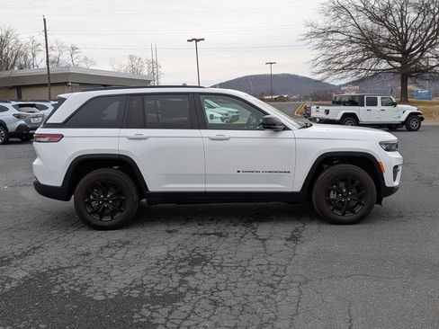 New 2025 Jeep Grand Cherokee Altitude image 4