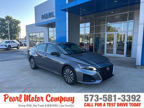 Used 2025 Nissan Altima 2.5 SV FWD image 1