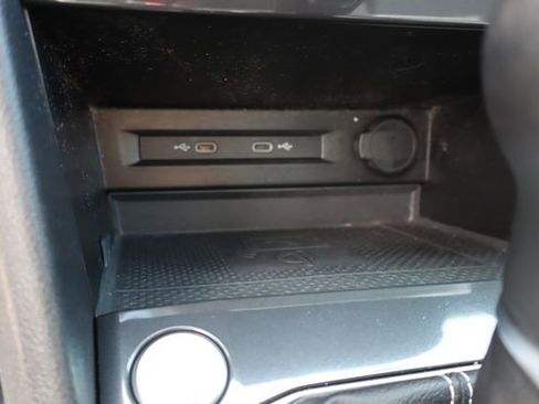 Used 2022 Volkswagen Tiguan SE image 34