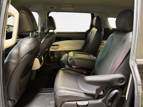 Certified 2022 Kia Carnival EX image 24