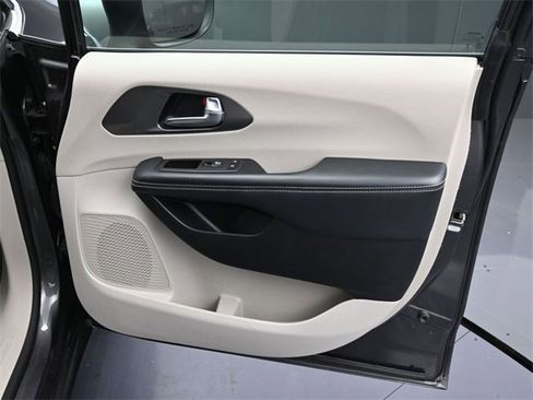 Used 2023 Chrysler Pacifica Touring-L image 27