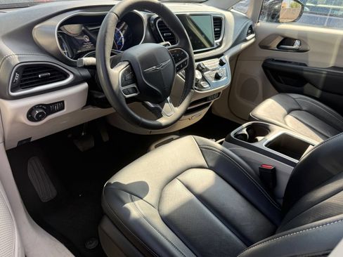 Used 2024 Chrysler Pacifica Limited FWD image 10