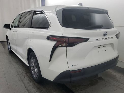 Used 2025 Toyota Sienna LE image 2