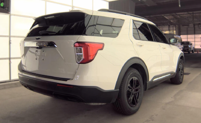 Used 2024 Ford Explorer XLT RWD image 2