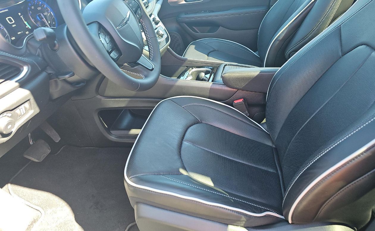 Used 2025 Chrysler Pacifica Limited FWD image 4