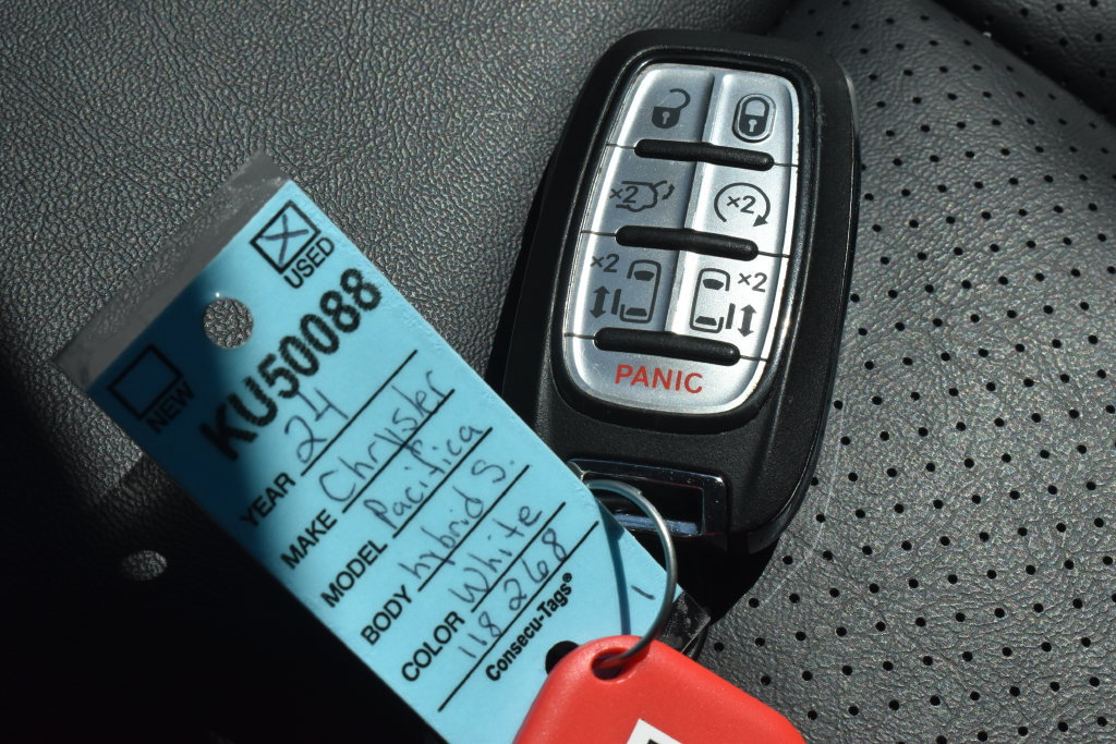 Used 2024 Chrysler Pacifica Limited FWD image 28