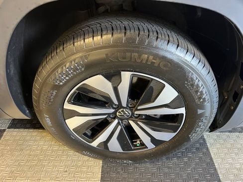 Certified 2025 Volkswagen Atlas SE FWD image 9