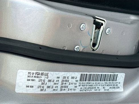 Used 2019 Jeep Cherokee Limited image 32