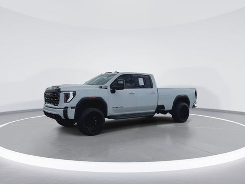 Used 2024 GMC Sierra 2500 AT4 w/ Technology Package AWD/4WD image 4