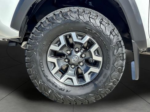 Used 2018 Toyota Tacoma TRD Off-Road image 25