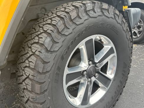 Used 2018 Jeep Wrangler Unlimited Sahara w/ Cold Weather Group AWD/4WD image 6