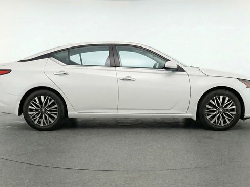 Used 2025 Nissan Altima 2.5 SV image 8