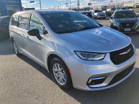 Used 2024 Chrysler Pacifica Touring-L image 1