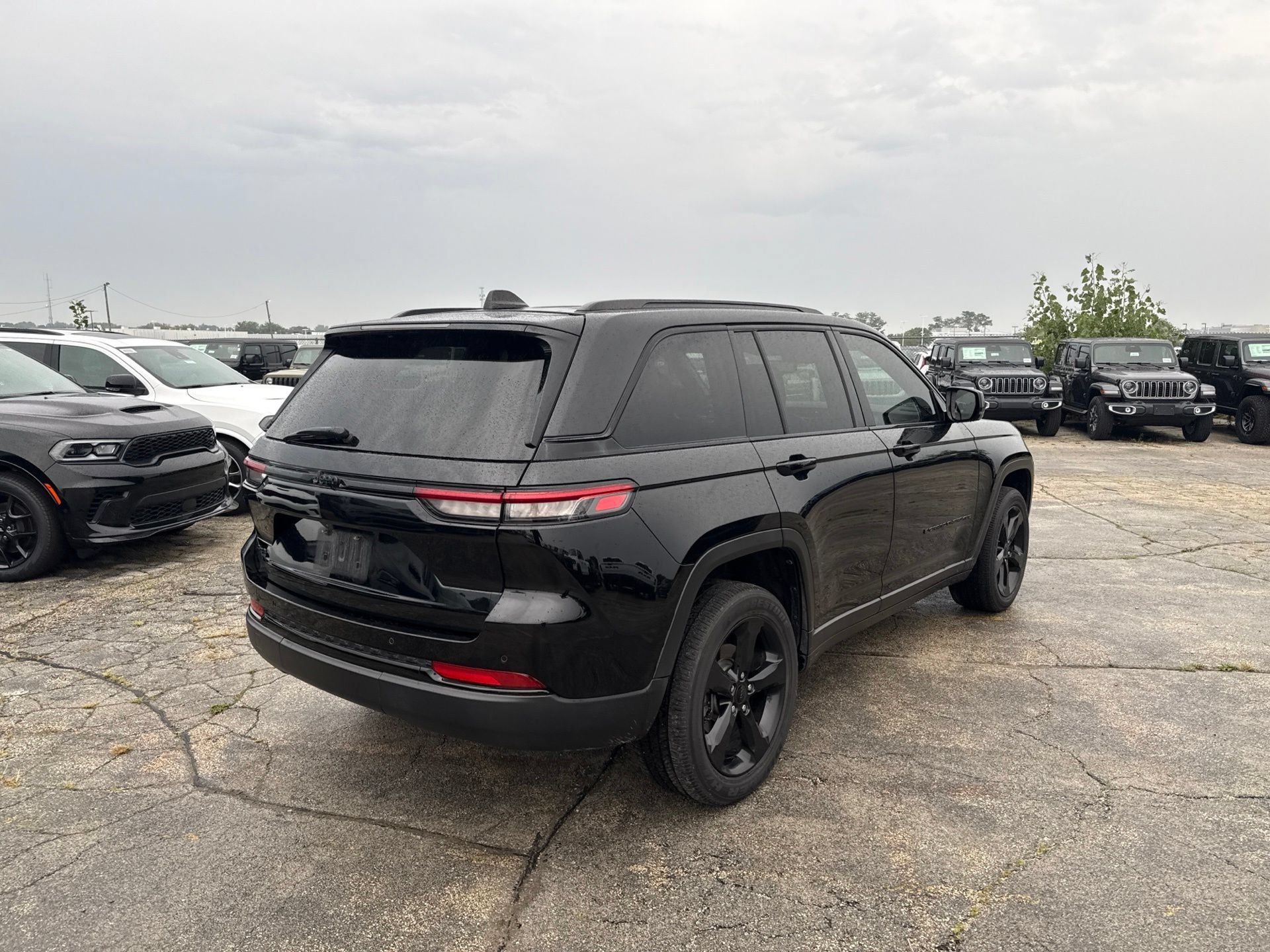 Used 2023 Jeep Grand Cherokee Altitude AWD/4WD image 6