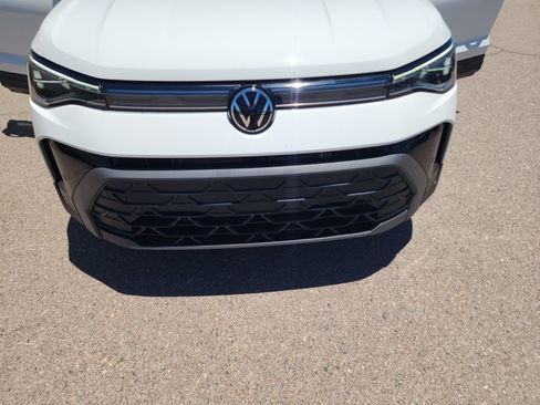 Used 2025 Volkswagen Taos SE FWD image 23