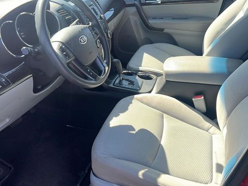Used 2011 Kia Sorento LX w/ Convenience Pkg image 16