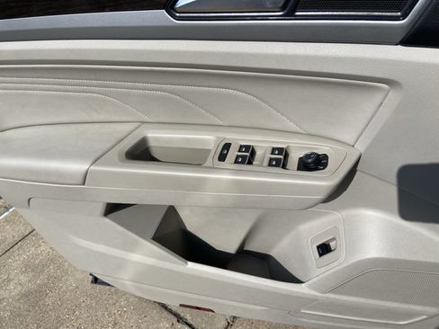 Used 2023 Volkswagen Atlas SE w/ Panoramic Sunroof Package FWD image 42