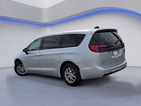 Used 2024 Chrysler Pacifica Touring-L FWD image 9