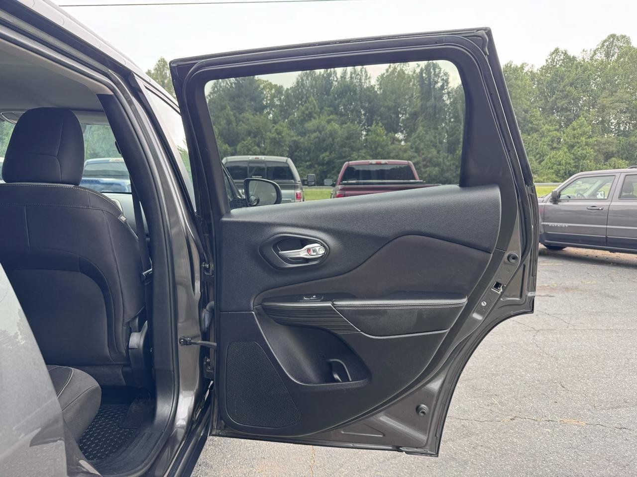 Used 2014 Jeep Cherokee Latitude w/ Cold Weather Group AWD/4WD image 14