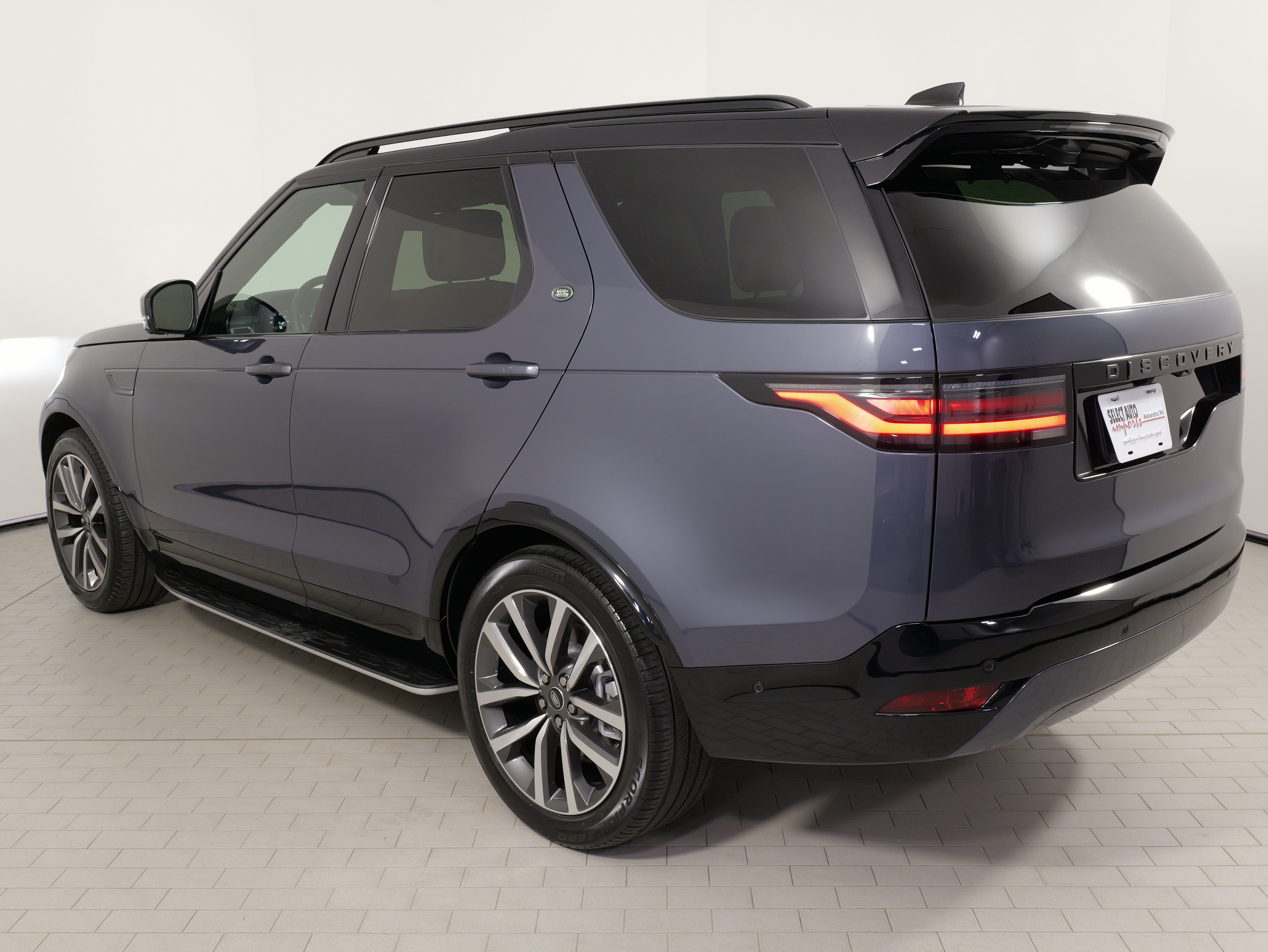 Used 2024 Land Rover Discovery Dynamic SE AWD/4WD image 16